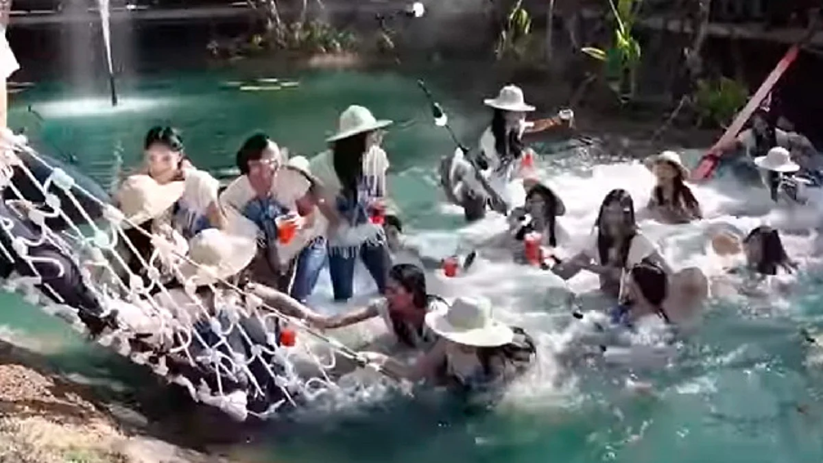 Cuando todas las chicas estaban arriba del puente, su estructura no soporto todo el peso y se derrumbó (Foto: fotograma YouTube/ @Inthemixstyle)