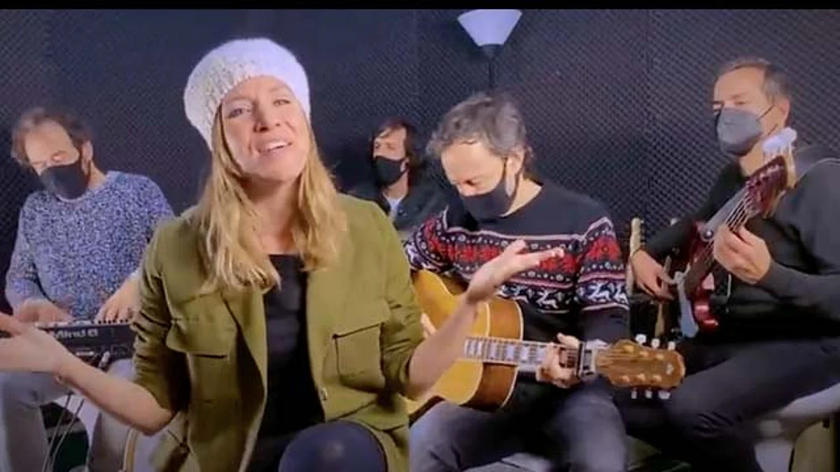 “En esta navidad tan extraña podemos pensar en lo que tenemos y no tanto en lo que no, pensemos en lo que está: “A este lado del cristal. ¡Felices fiestas!”, afirmaron (Foto: fotograma YouTube/ La Oreja de Van Gogh)