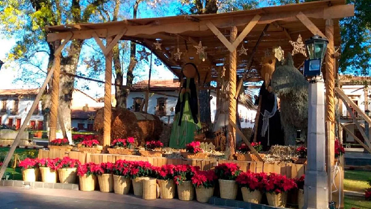 Adorna Nacimiento Monumental Plaza Vasco de Quiroga en Pátzcuaro