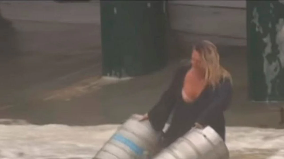 Sin importar el riesgo, una mujer se lanzó a una corriente de agua para salvar dos barriles de cerveza (Foto Twitter: @JaureguiNavajas)