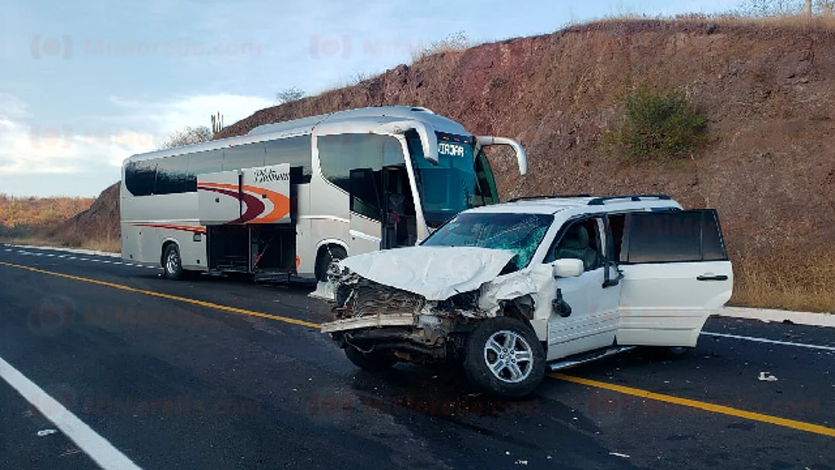 Choque de camioneta y autobús en la Siglo XXI deja 2 heridos