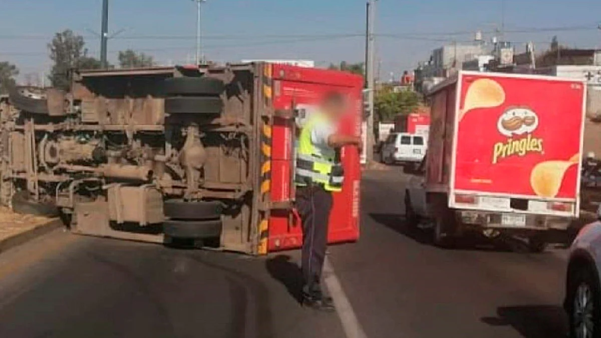 Vuelca camión refresquero al oriente de Morelia; hay un herido
