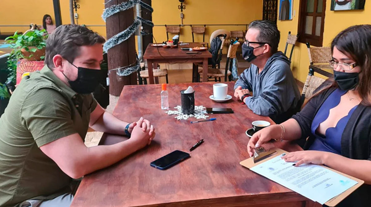 Entrega INE constancia de aspirante independiente a Carlos Bautista