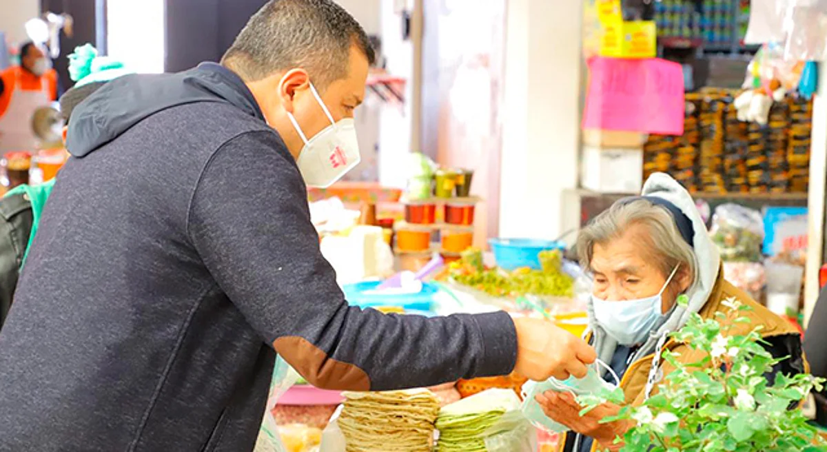 Escucha Juan Carlos Barragán a comerciantes del mercado Santo Niño