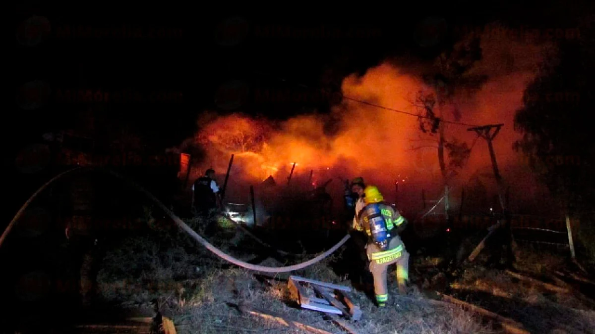 Se registra incendio en varias casas de colonia moreliana