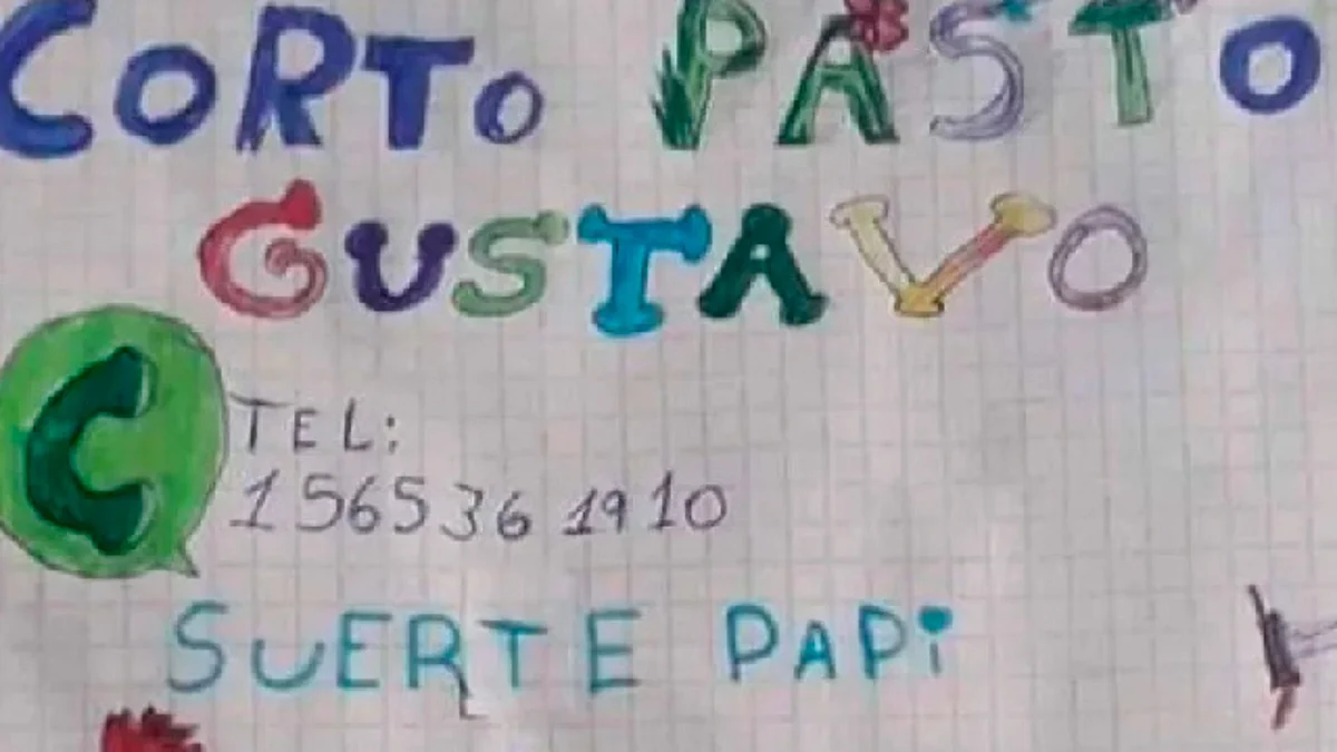 Niña dibuja tarjeta de presentación para ayudar a su padre desempleado