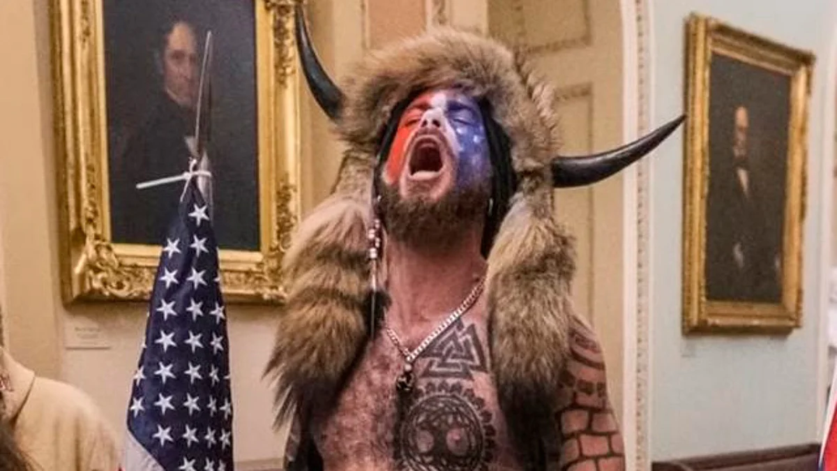 Q-Shaman, el fanático de Trump con pieles en el Capitolio, ¿quién es?