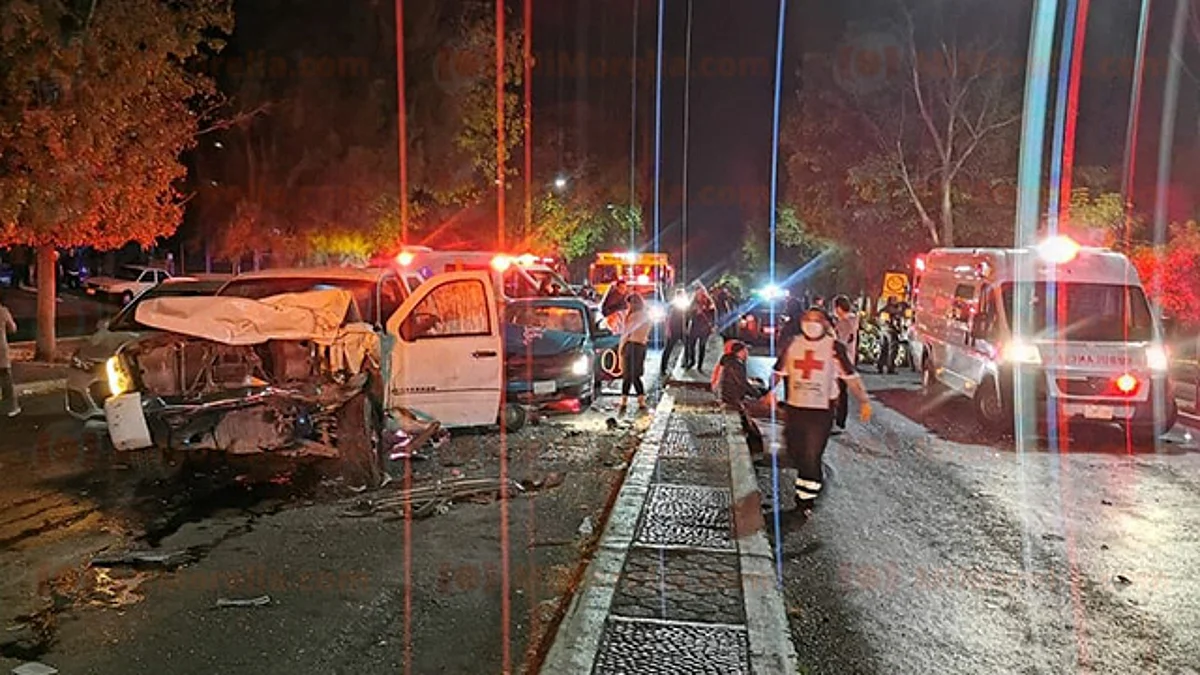 Morelia: Aparatosa carambola en Camelinas deja un hombre herido