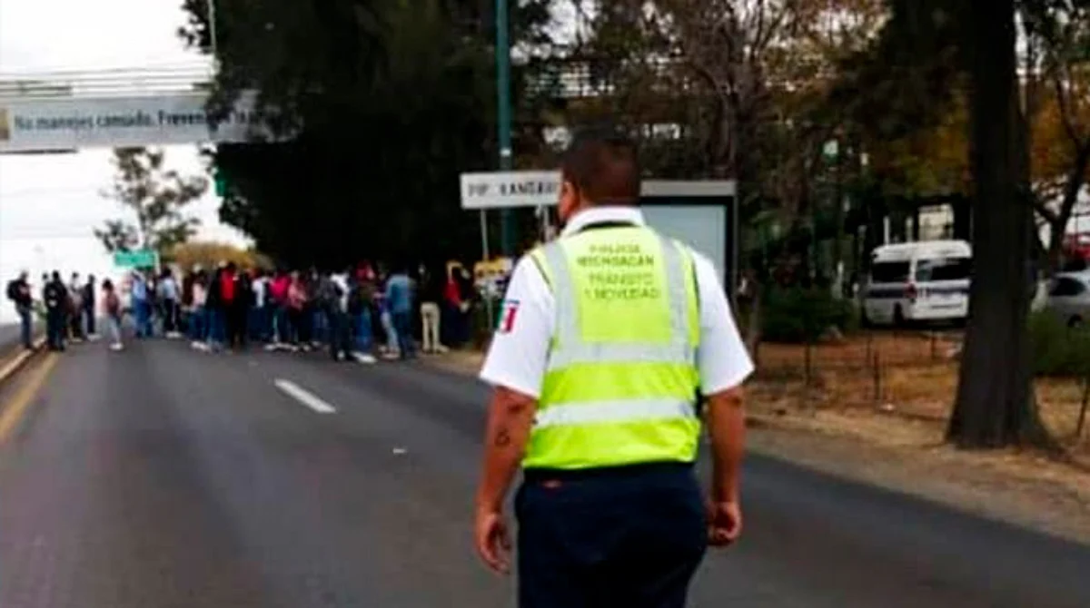 Normalistas marchan al centro de Morelia pese a contingencia