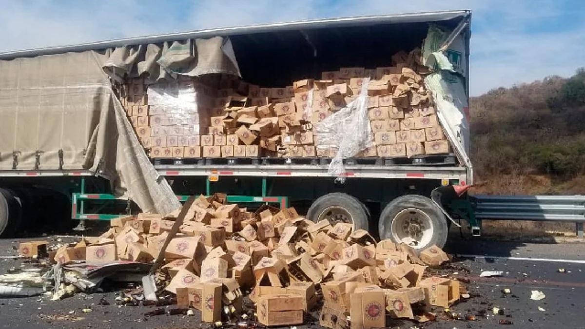 Una de las unidades siniestradas es de la marca Freightliner, color verde, con matrícula 14AG8A (Foto: RED-113)