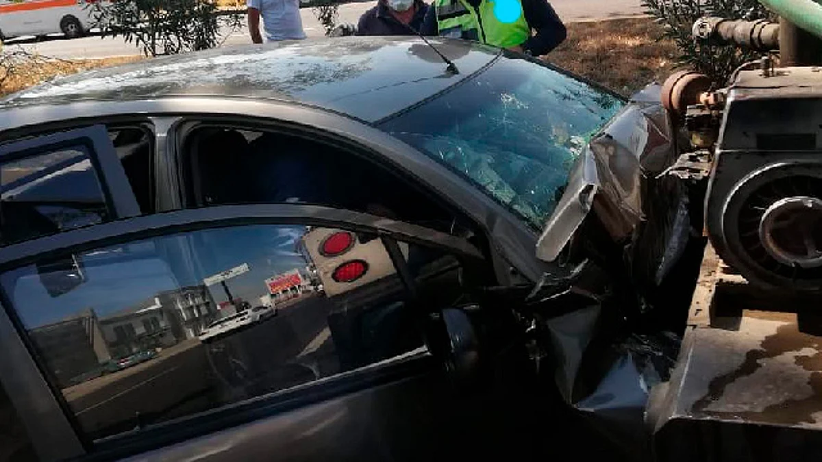 Morelia: Automóvil choca contra pipa en salida a Salamanca