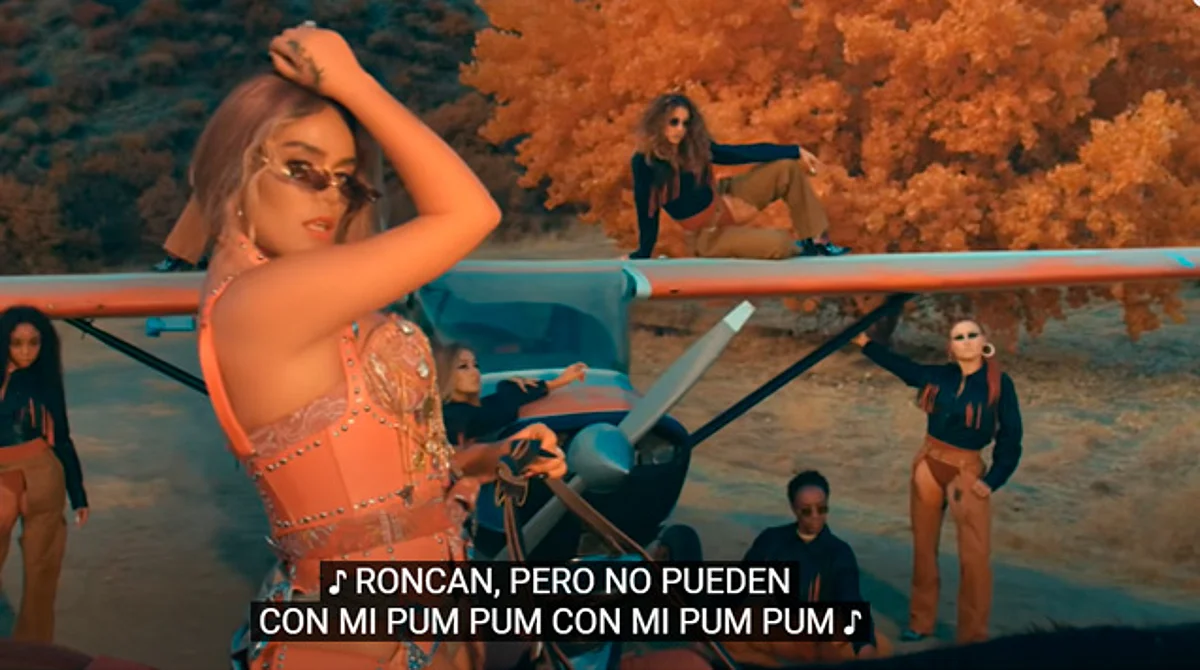 La tiktoker Ana Saucedo aseveró que hay un mensaje oculto en la canción (Fotograma: Karol G)