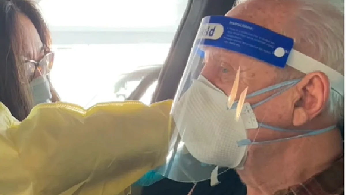 “Es una luz al final del túnel”: Anthony Hopkins, al recibir vacuna Covid-19