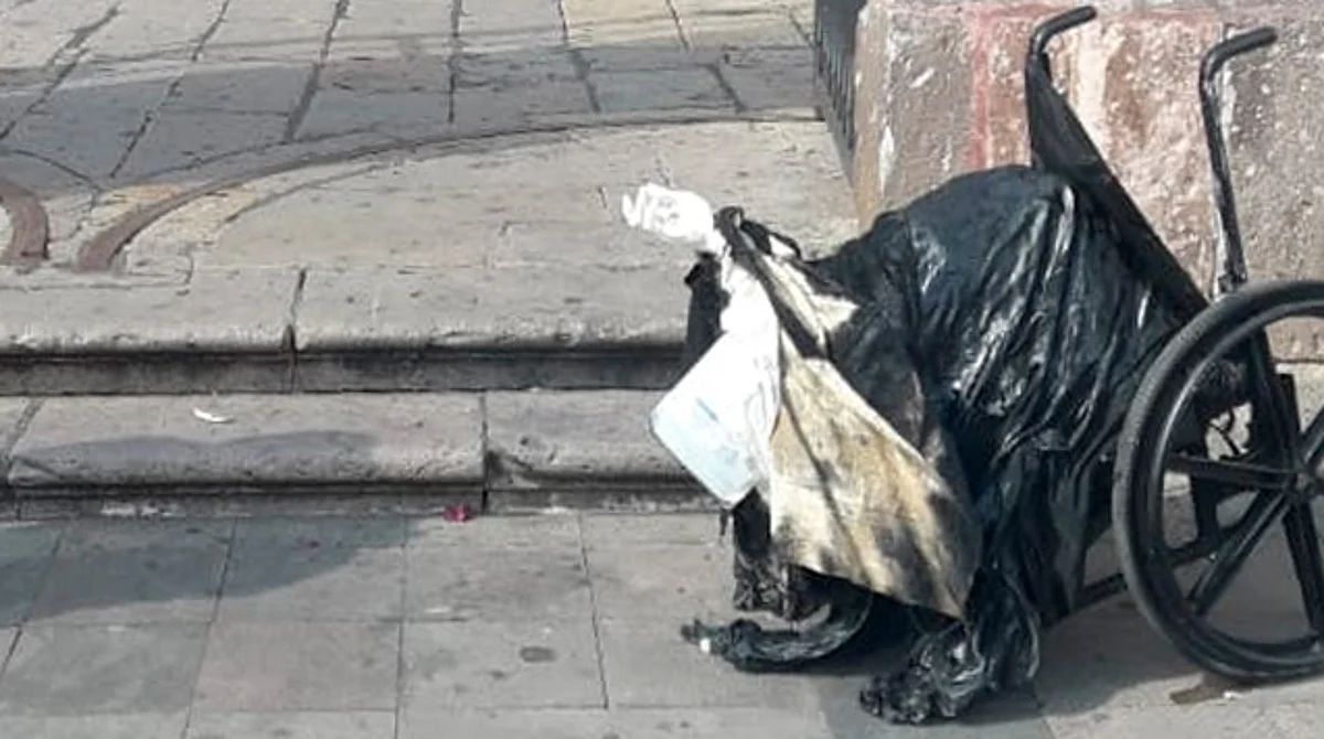 Retiran de la puerta de catedral de Morelia silla de ruedas con mano