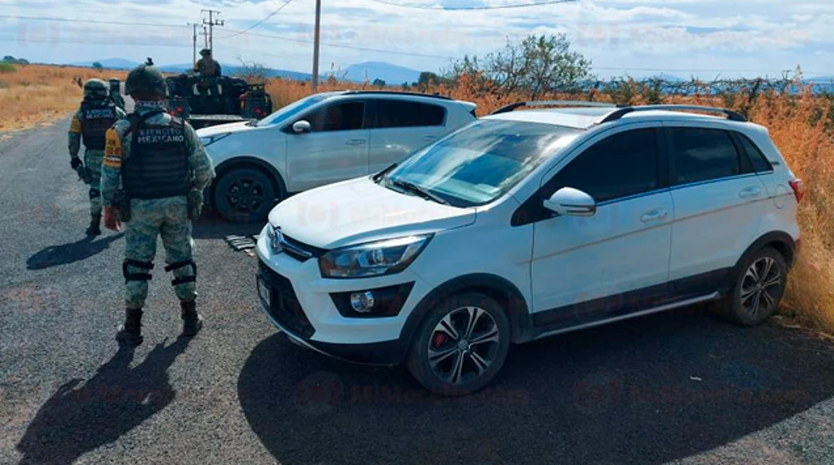 Militares aseguran 2 autos robados, armamento y drogas en Michoacán