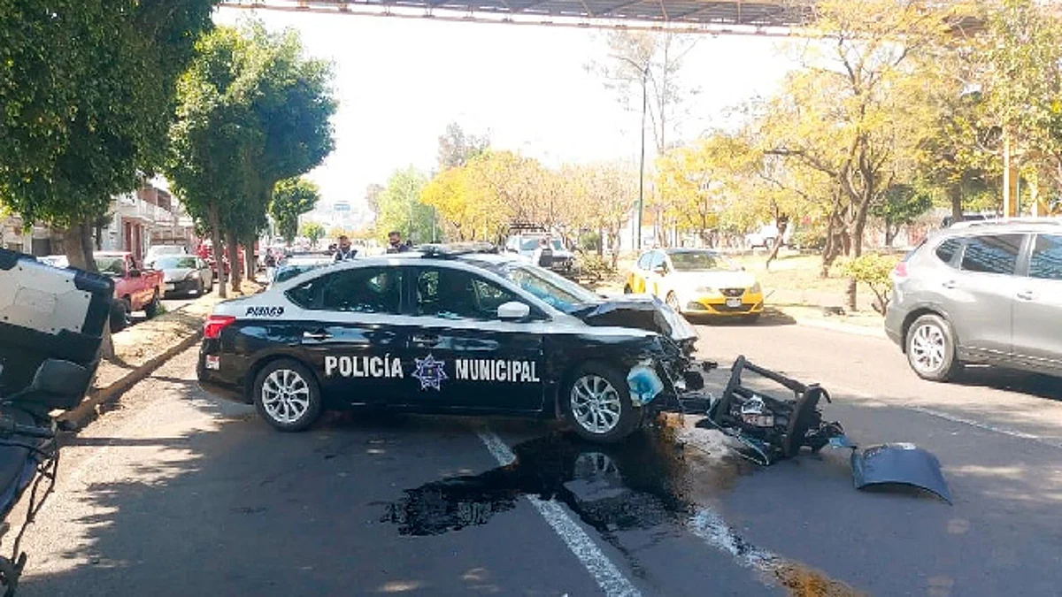 Choque entre patrulla y auto deja oficial herida en el Periférico de Morelia
