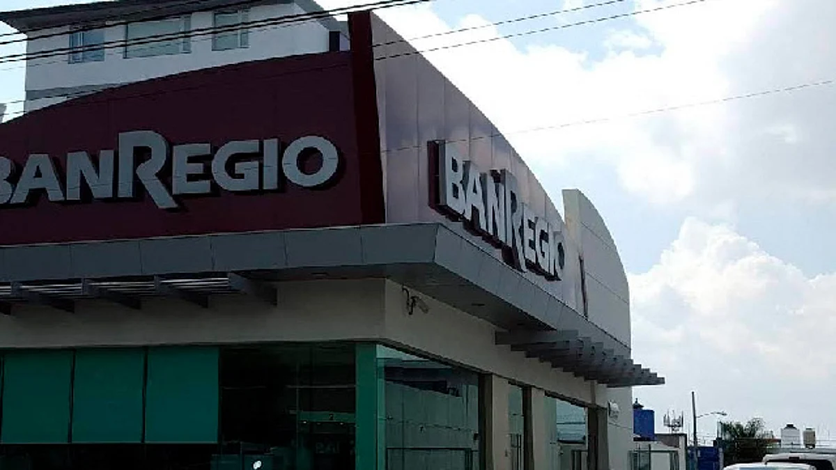 Sujetos armados amagan a empleados y asaltan banco en Morelia