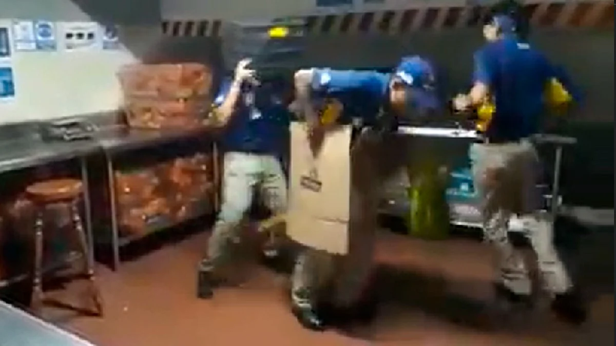 Entre palomitas, empleados de cine se divierten bailando torito de petate