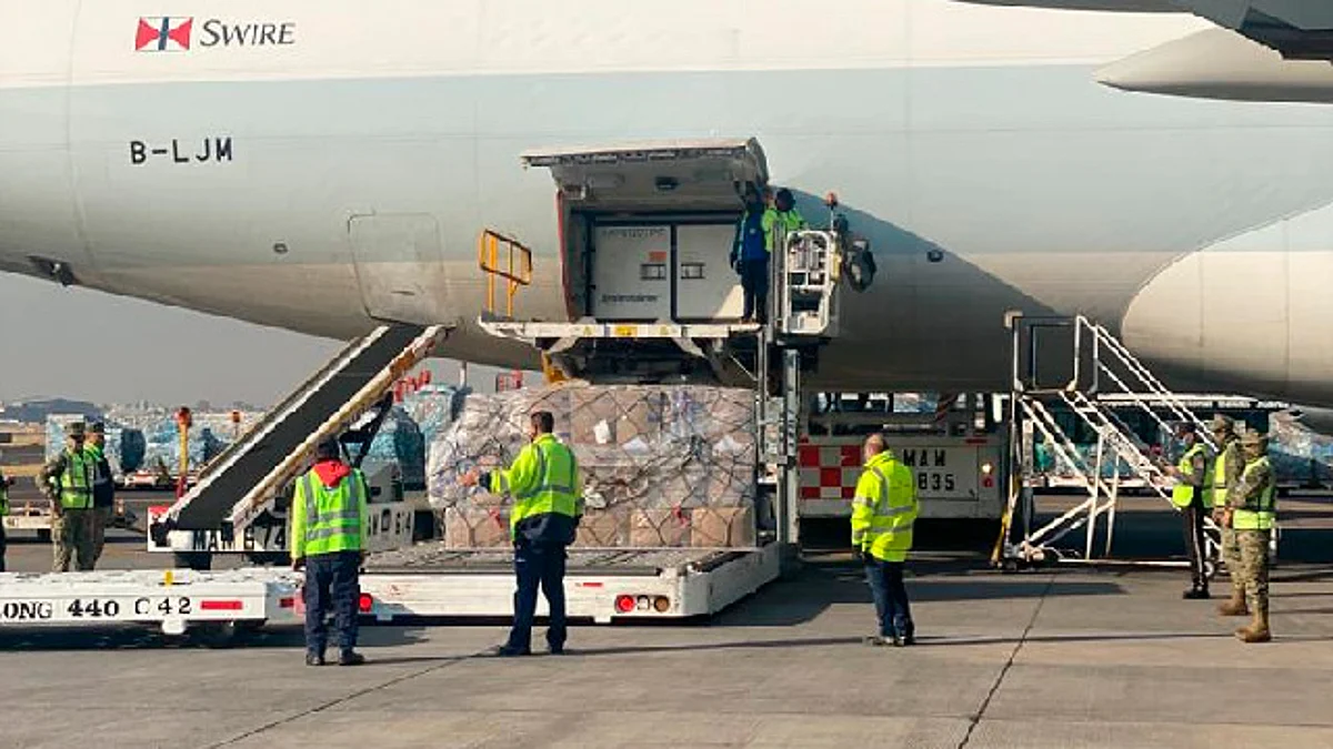 Llegan a México 200 mil dosis de la vacuna china CoronaVac de Sinovac