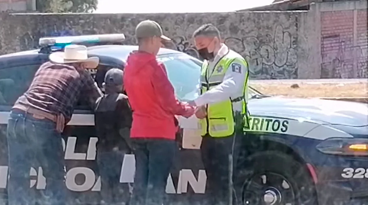 En el material se observa cómo un perito recibe de manos de un joven dinero (Foto: Captura de video)