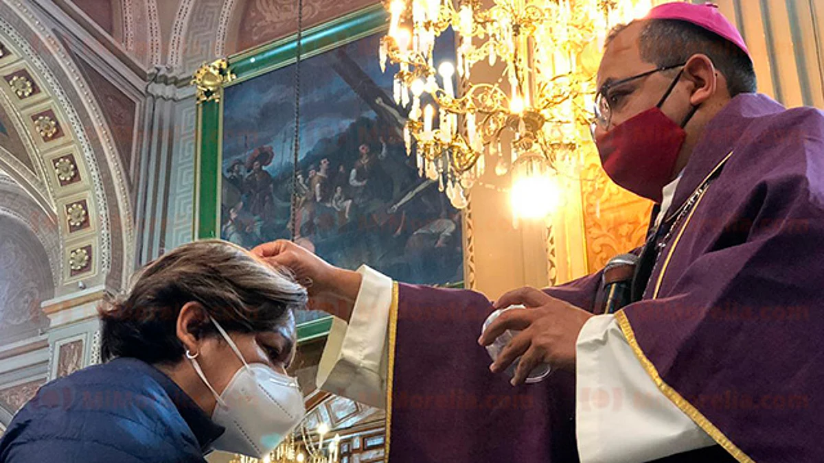 En un recorrido por MiMorelia.com, no se apreció la entrega tradicional de ceniza, pero si usted desea pude llevar un recipiente en que obtener un poco (Foto: Marco Santoyo)