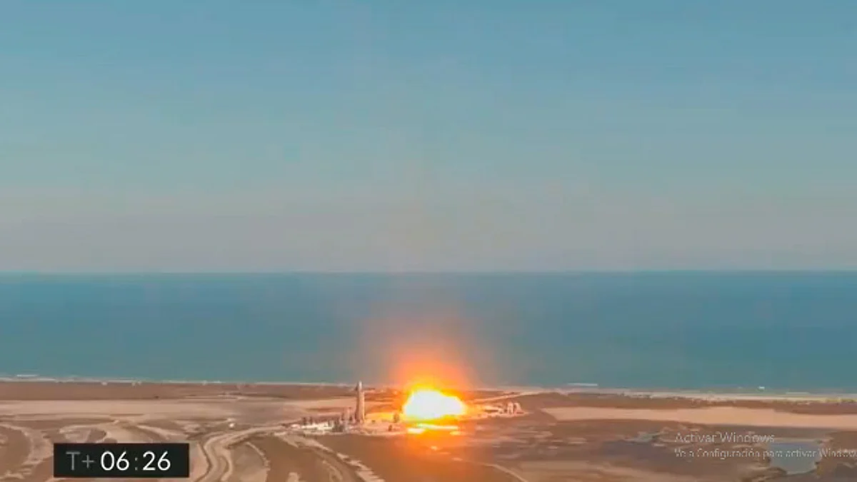 Uno de los motores Raptors que integran la nave el que falló y no logró encender antes de tocar el suelo, lo que ocasionó un choque directo con la superficie y la gran explosión (Foto: captura TW/ @conexionspacial)