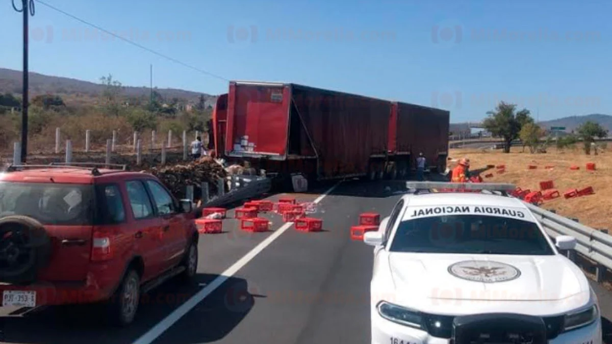 Se accidenta tráiler refresquero, en Morelia