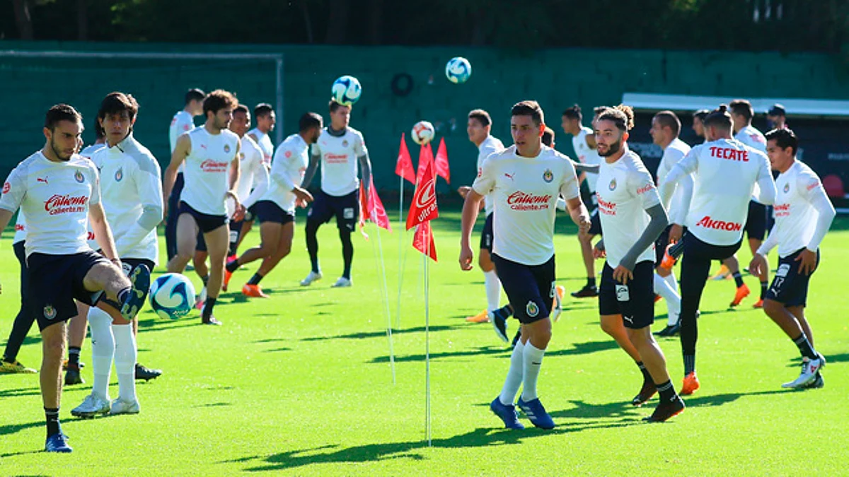 El jugador ya se encuentra aislado (Foto: @Chivas)