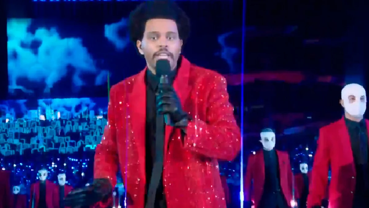 The Weeknd lució con su clásico traje y brillantes rojo (Fotograma/NFL)