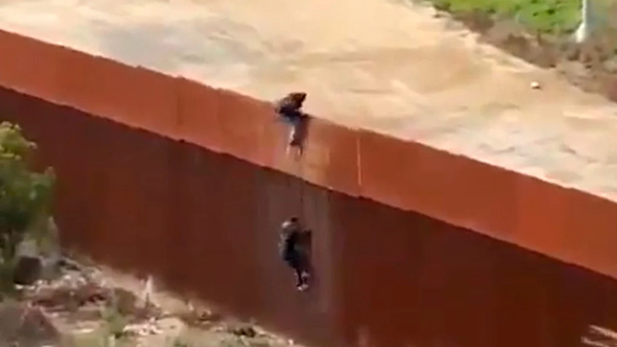 Cuando los hombres logran cruzar, de inmediato corren hacia los matorrales del lado americano (Foto: captura TW/ @larana001)