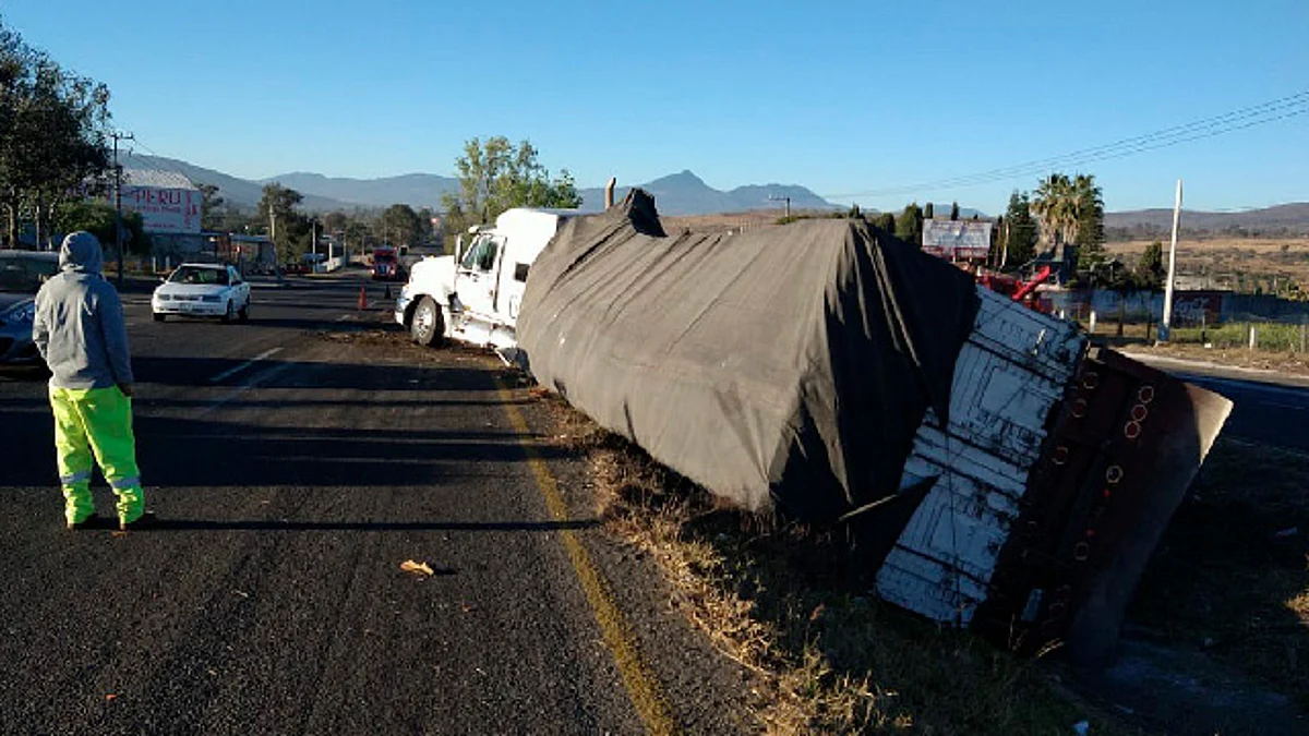 Vuelca tráiler en la Morelia-Pátzcuaro