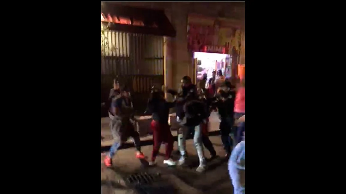 Policías y comerciantes de “Capuchinas” se enfrentan en Morelia; hay un detenido