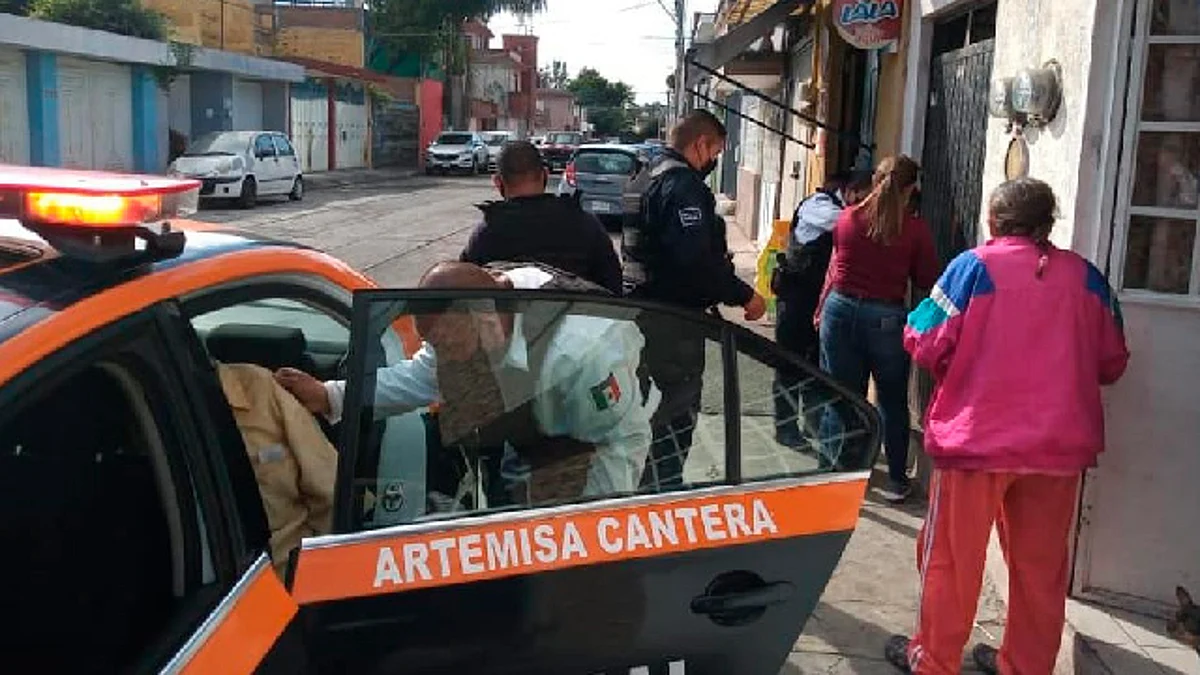 El hombre y la mujer se quedaron dormidos en una vialidad de la colonia Ventura Puente (Foto Facebook: Policía de Morelia)