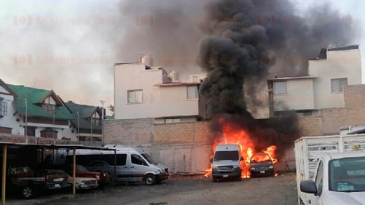 Se incendian dos vehículos en pensión en la Chapultepec Sur, en Morelia