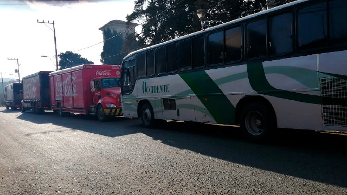 se registra un bloqueo por parte de comuneros sobre la carretera Jacona-Los Reyes (Foto: RED 113)