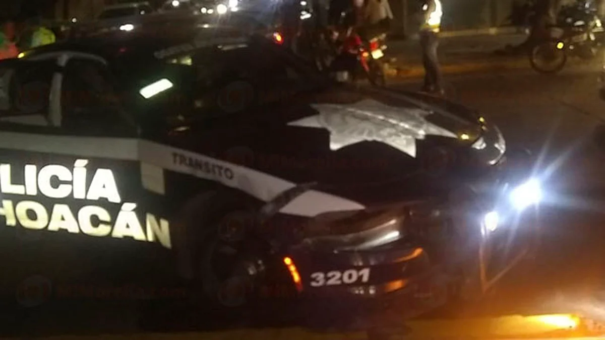 Chocan Mercedes Benz y patrulla en Morelia; oficial queda herido
