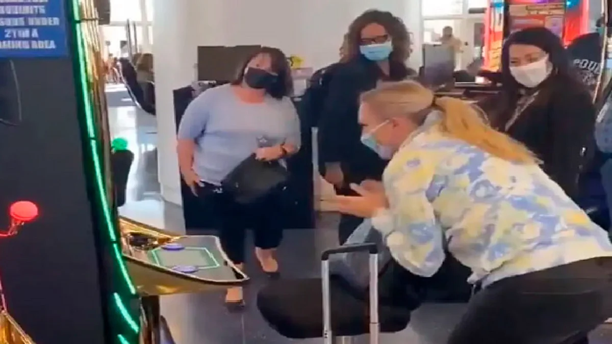 Mujer gana 300 mil dólares en máquina tragamonedas de un aeropuerto