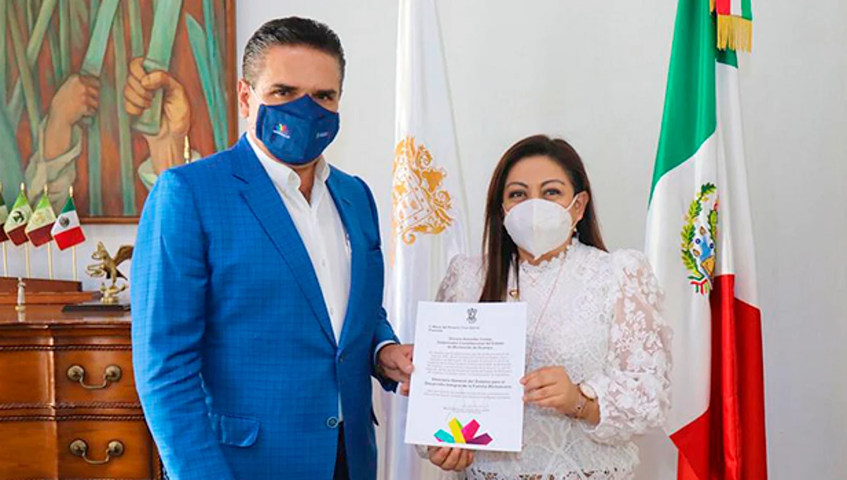 El mandatario llamó a María del Rosario a continuar con la tarea de transformar un mundo mejor, con el cuidado de niños y adolescentes del territorio michoacano (Foto Cortesía)