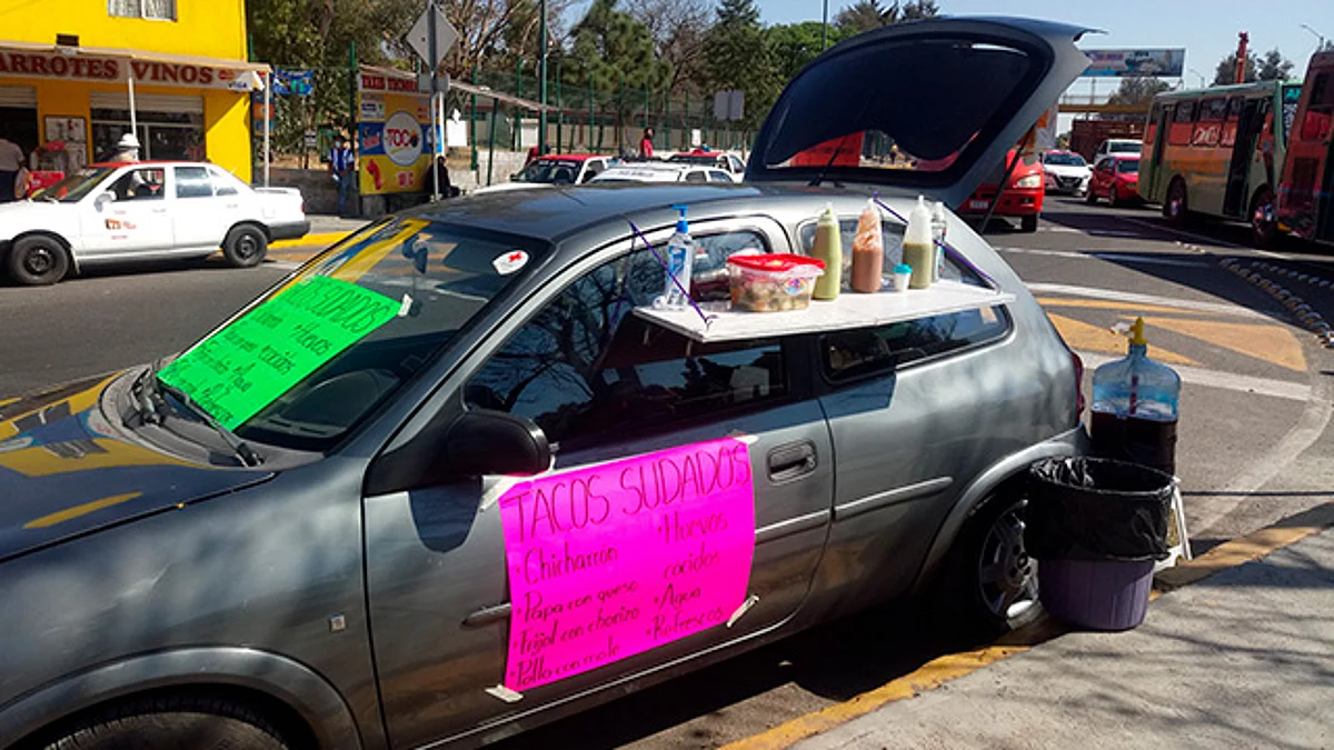 Joven de Morelia adapta su auto para vender tacos