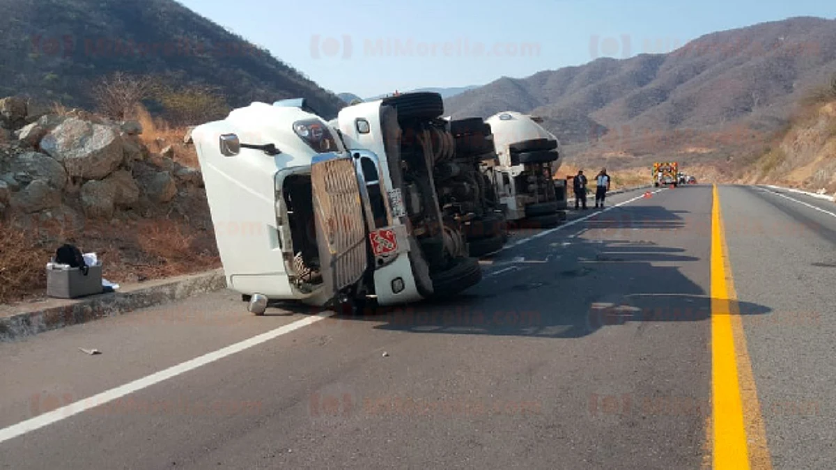El percance fue en el kilómetro 249+950 del tramo carretero Uruapan-Lázaro Cárdenas (Foto: RED-113)