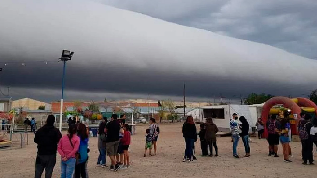 Se cree que estas nubes se forman así debido a las brisas marinas (Foto TW: @AlertaCambio)
