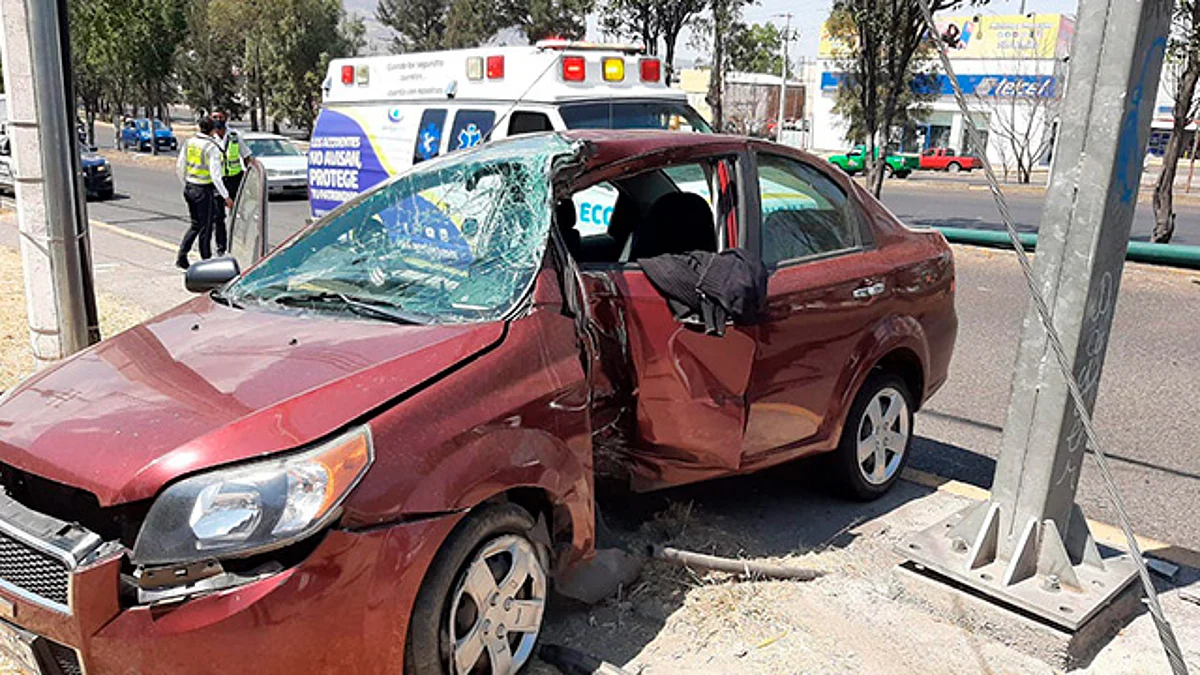 Una grúa llevó al corralón al auto siniestrado (Foto: FB/Ambulancias AMBUMED)