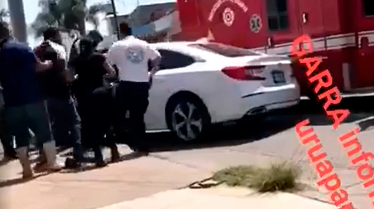 Golpean a paramédicos al llegar a atender a herido de bala, en Michoacán