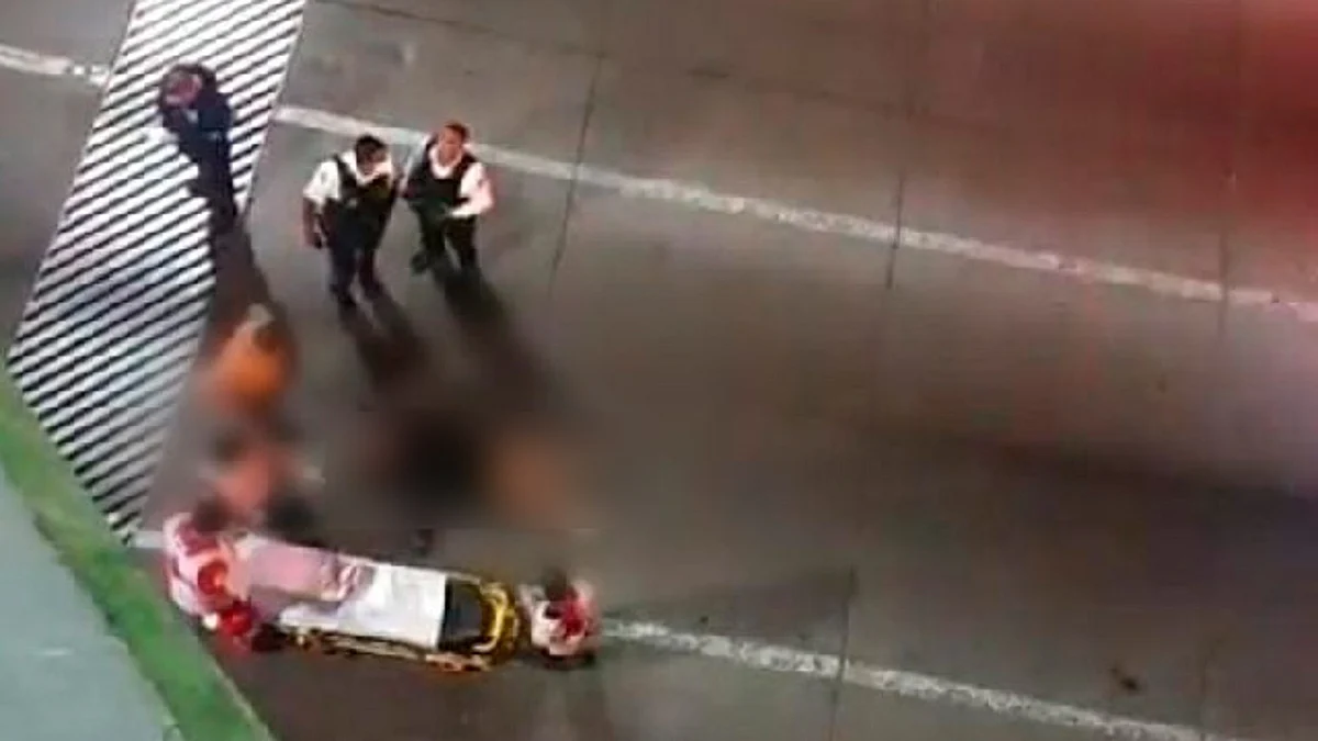Joven mujer cae de un puente peatonal de Morelia y queda herida