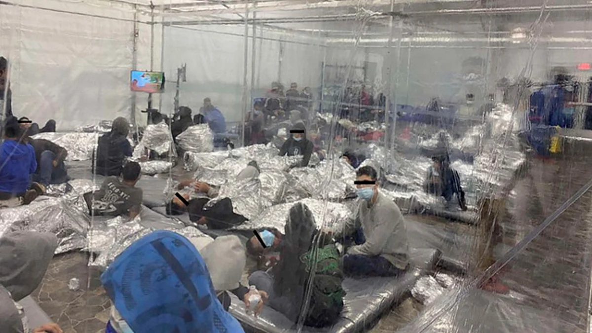 Varios menores duermen en colchonetas (Foto: Oficina del Congresista Henry Cuellar)