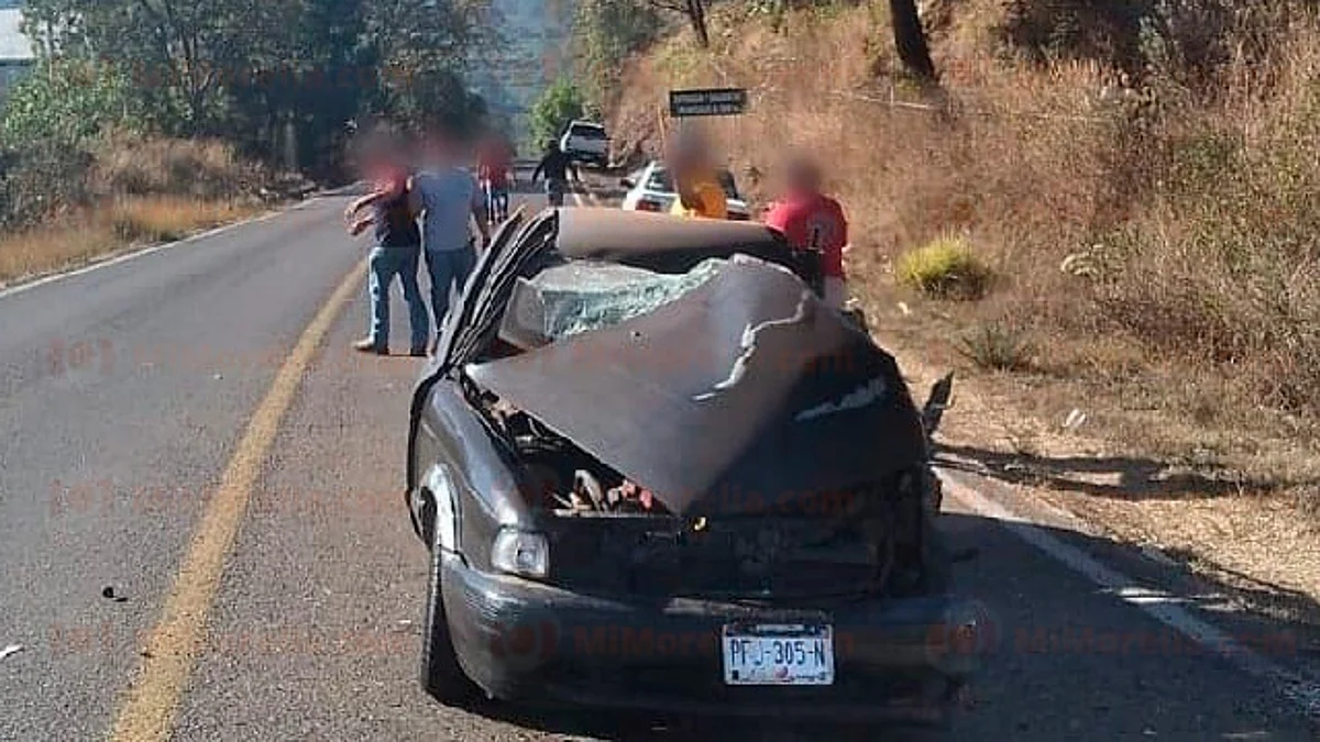 Muere automovilista tras chocar contra tráiler en la Uruapan-Pátzcuaro
