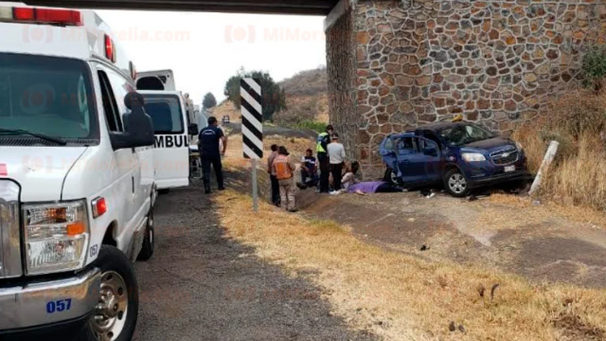 Michoacán: Choque contra base de un puente deja un muerto en autopista
