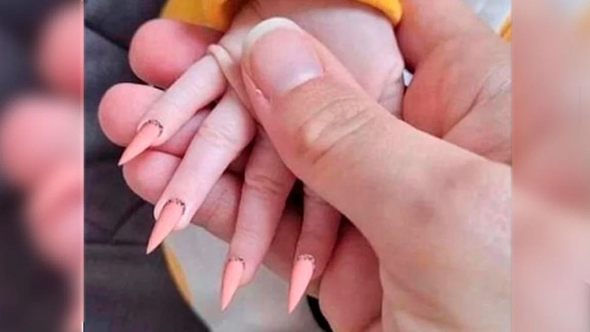 Critican a mujer por poner uñas postizas a su bebé pero todo fue una broma