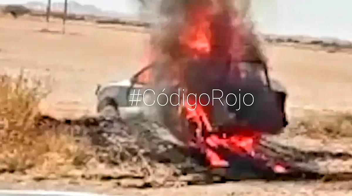 México: queman patrulla con policías adentro