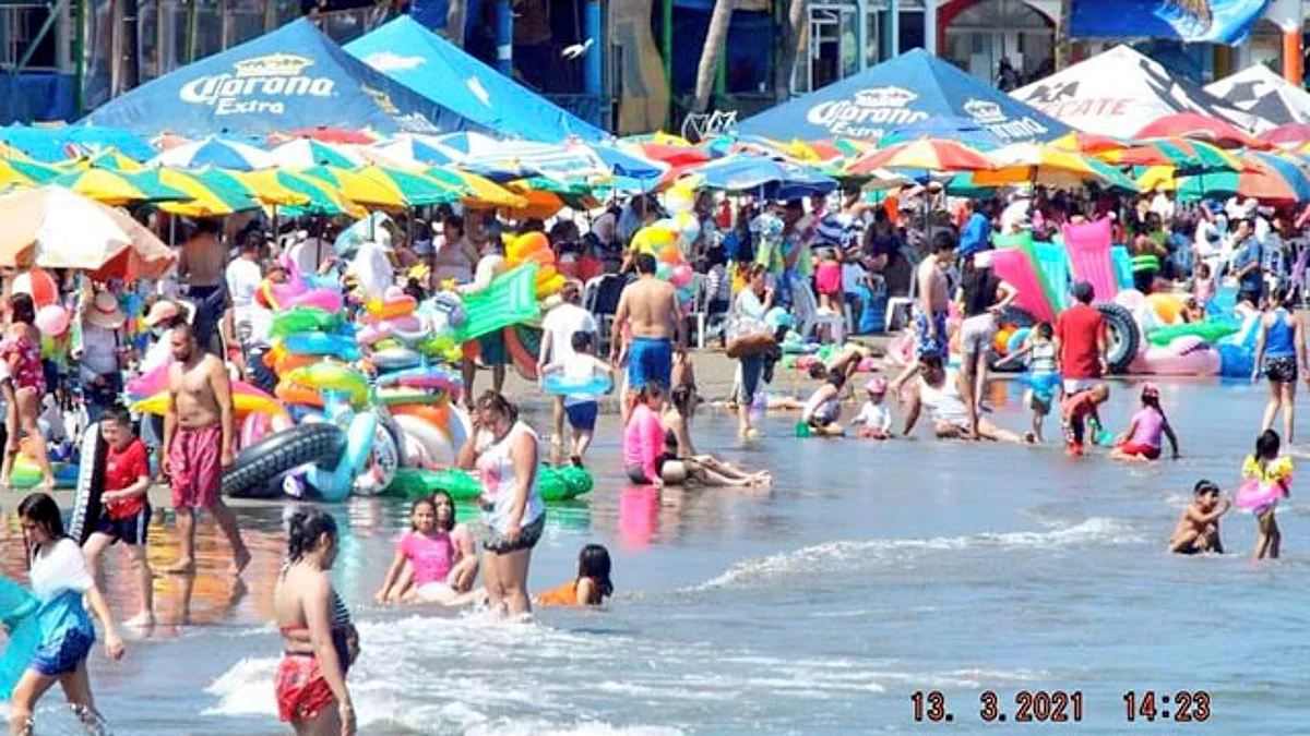 Los turistas se pasean sin respetar la sana distancia ni usar el cubrebocas (Foto Twitter: @Hec_Castellanos)
